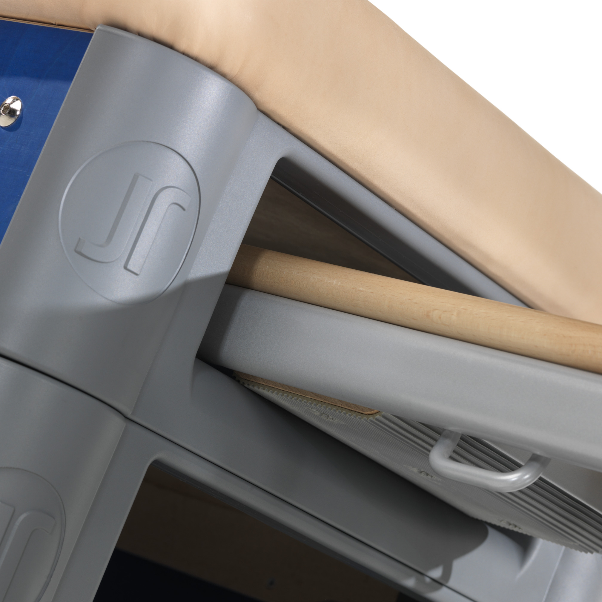Vaulting Box® with lateral openings in top section